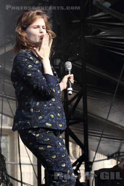 CHRISTINE AND THE QUEENS - 2013-07-20 - PARIS - Parvis de l'Hotel de Ville - 